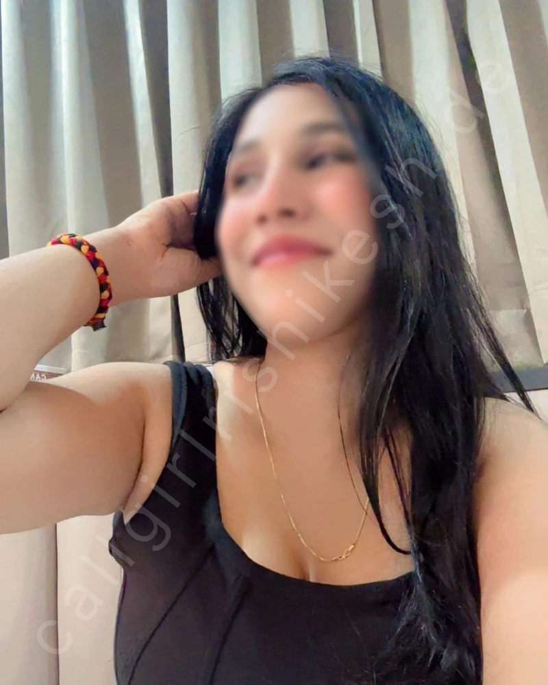 Rishikesh call Girl wearing black dress and taking selfie in a room